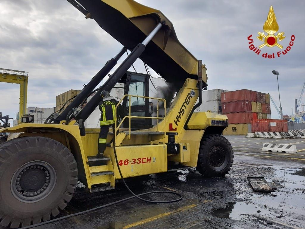Fumo nero visto da mezza città, a fuoco forklift in porto