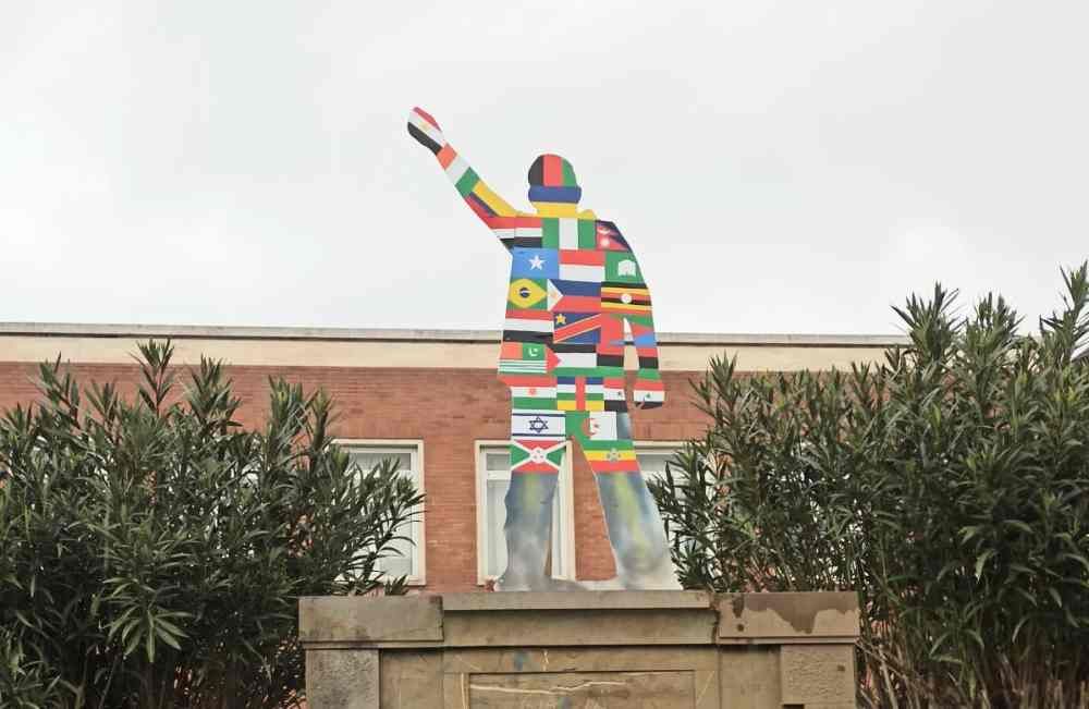 Una nuova statua della pace posizionata al posto del Villano