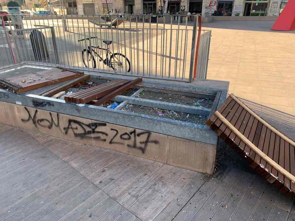 Panchina vandalizzata in piazza Attias e utilizzata come cestino dei rifiuti