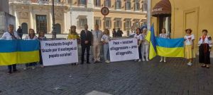 Andrea Romano con la Comunità Cristiana Ucraina in Italia davanti al Parlamento, la comunità ringrazia per il sostegno dell'Italia