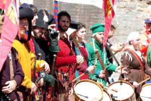 Benedizione dei cavalieri, corteo e sbandieratori al Leghorn Medieval Festival