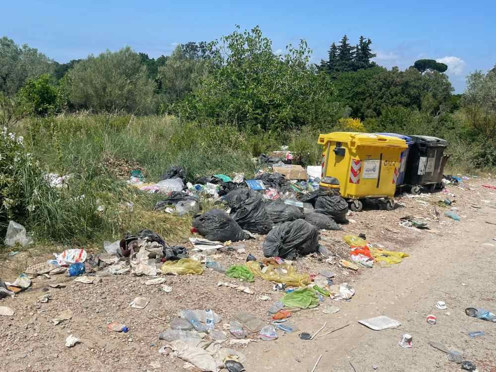 Caos rifiuti in via Ongrilli, oltre al danno anche la beffa (Foto)