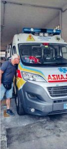 Covid, da Bergamo a Livorno, Bruno bacia l'ambulanza che gli ha salvato la vita