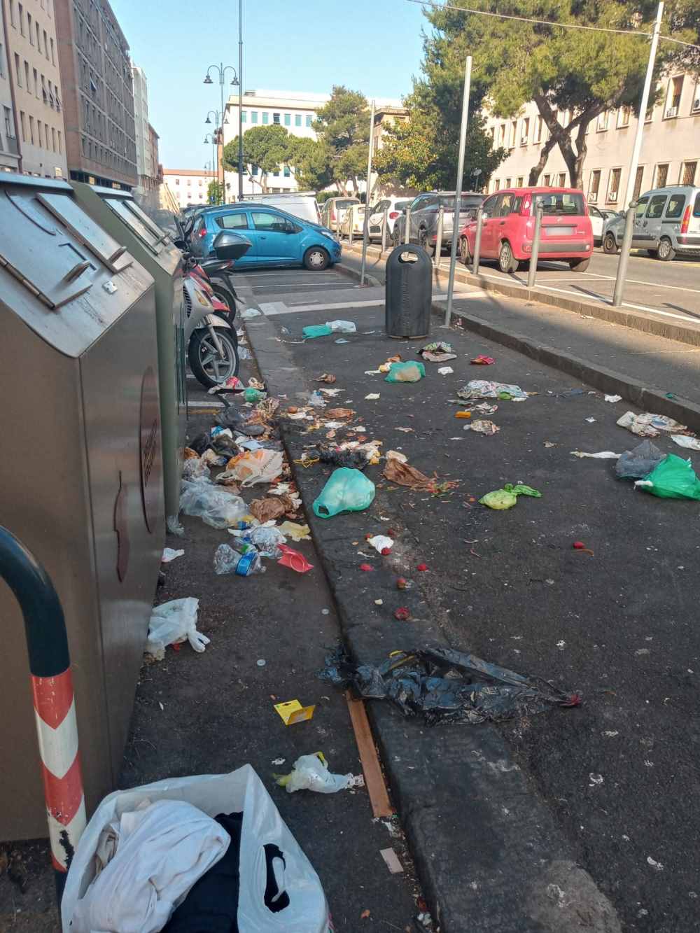 Degrado e inciviltà, via Fiume, benvenuti davanti a Questura e Prefettura