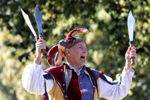Giullari, lancio di coltelli e giocolieri al Leghorn Medieval Festival (Foto e Video)