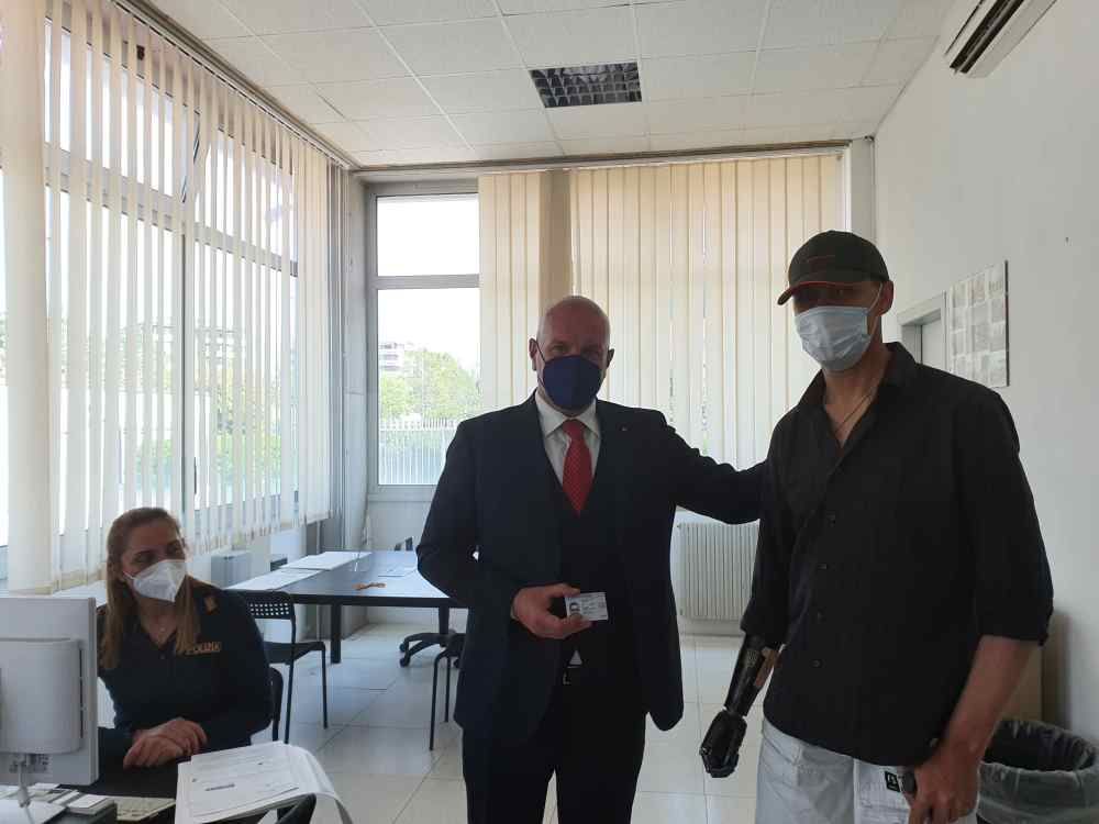 Il Questore consegna i primi permessi di soggiorno agli sfollati ucraini accolti a Livorno