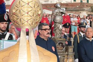 Santa Giulia, la processione dal duomo al porto (Foto e video)
