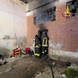 Fiamme nella notte in un capannone a San Marco, intervengono i vigili del fuoco
