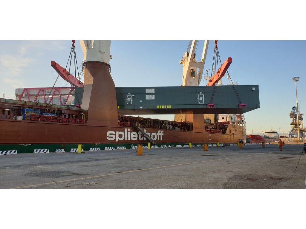 Carico eccezionale in porto: la Cilp imbarca i moduli di Alex Sistemi destinati al GNL canadese