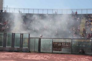 Denunciato tifoso 25enne per aver acceso fumogeni durante Livorno-Pomezia