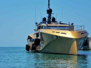 lo yacht Khalilah in fibra di carbonio color oro