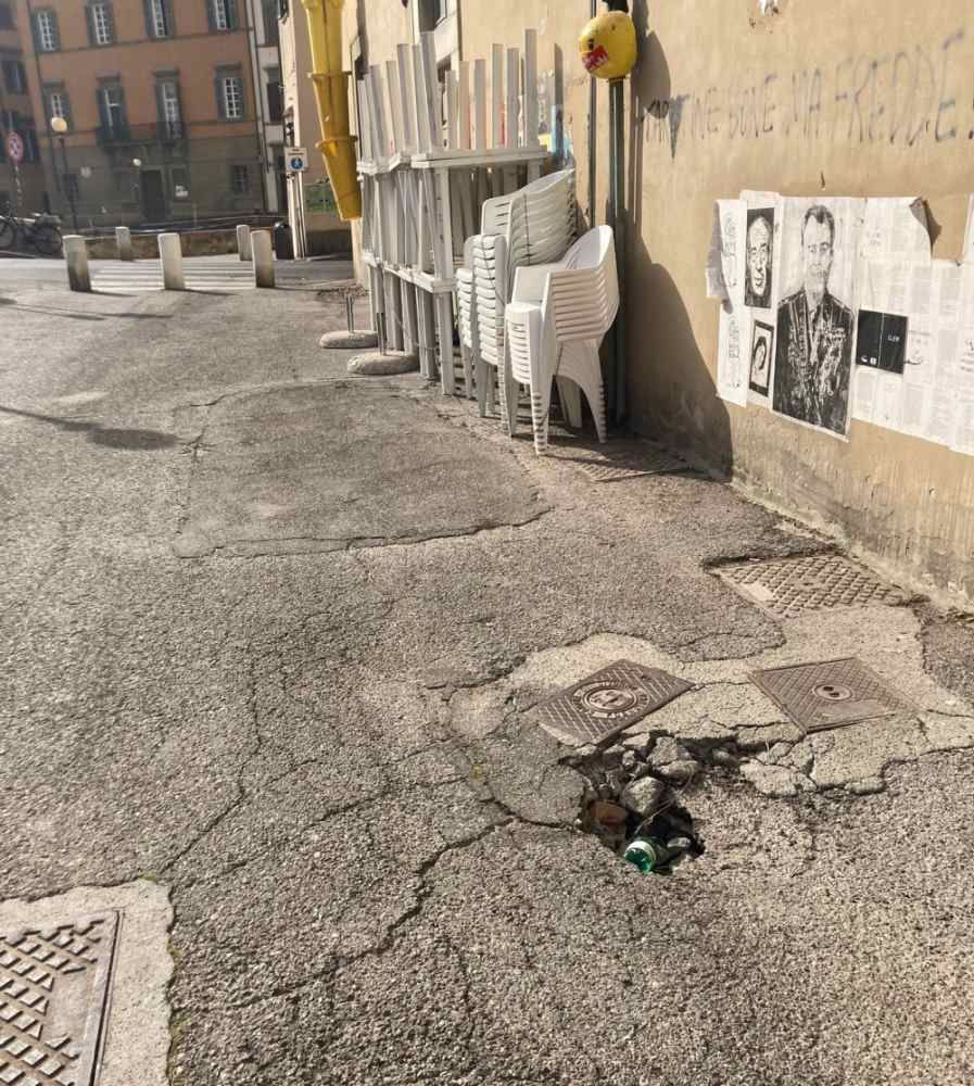 La foto - "A Livorno arrivano i cassonetti interrati"