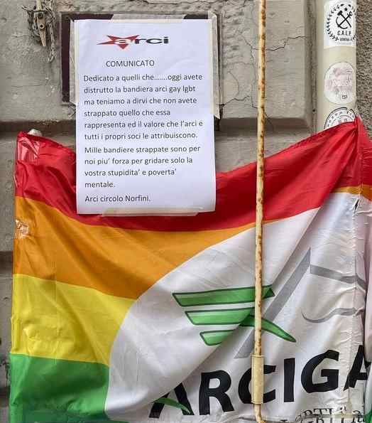 Livorno, 3 giugno 2022 – La bandiera dell'Arcigay esposta al Circolo Norfini a Colline è stata vandalizzata. Qualcuno l'ha tagliata a metà alcune notti fa.  Appena avuta la notizia il sindaco Luca Salvetti ha subito espresso la propria solidarietà all'Arcigy e al circolo Arci "Norfini" e il proprio sdegno nei confronti degli autori del gesto, perpetrato pochi giorni prima del Toscana Pride, che arriverà nella nostra città il prossimo 18 giugno, con tutto il proprio bagaglio di valori e ideali.