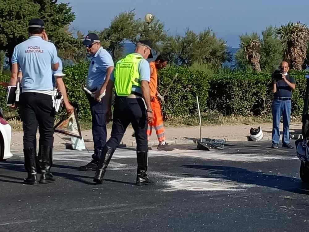 Scontro auto moto sul viale di Antignano, grave il motociclista 55enne