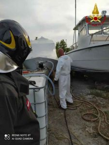 Sversamento di carburante da una imbarcazione alle Morelline, intervento in corso dei vigili del fuoco