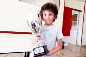 Dama: Andrea Palumbo (10 anni), campione italiano "Speranze" mostra la coppa al maestro Michele Borghetti