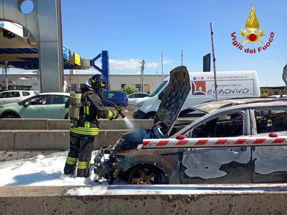 Auto a fuoco al casello autostradale di Collesalvetti sull'A1 (Foto)
