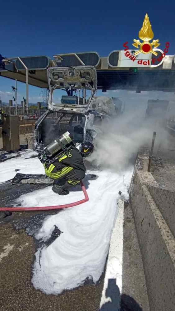 Auto a fuoco al casello autostradale di Collesalvetti sull'A1 (Foto)