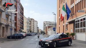 Era seduta accanto ad una anziana, finisce in carcere una 30enne dell'est Europa