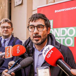 Rider e bonus caldo Glovo, Fratoianni: "con 5 consegne ti puoi comprare 1,5 litri di acqua, sono incazzato di brutto"