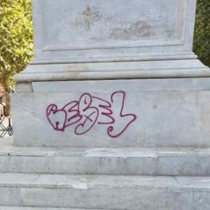 Chi scrive su una statua non è un writer è un delinquente. Imbrattato il Canapone in piazza XX