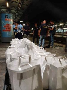 Incendio a Campiglia Cibo e acqua nella notte ai passeggeri bloccati sul treno a Livorno