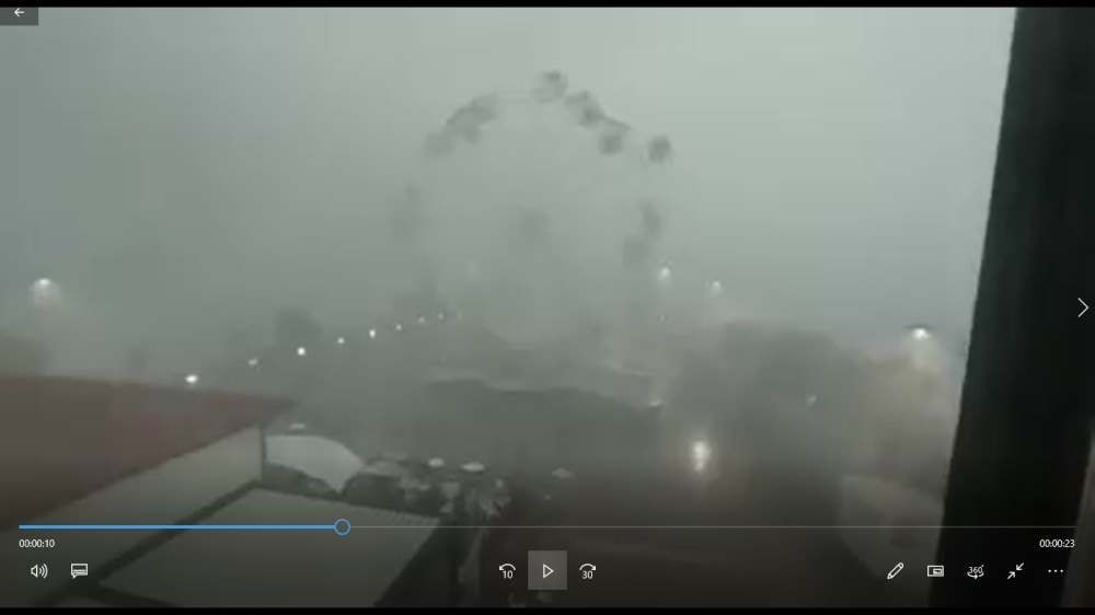 Maltempo a Piombino: La ruota panoramica gira come una trottola, il pauroso video della tempesta