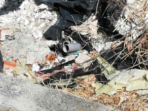 Parcheggio di via dei Pelaghi, c'è di tutto, anche una discarica edile (Video)