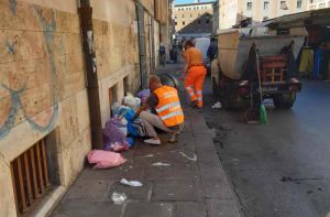 Rifiuti abbandonati al Mercato delle Vettovaglie, già individuati 5 possibili responsabili