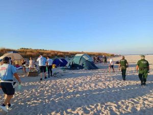 Accampamenti sulla spiaggia tende, musica e alcol, fuochi, bracieri e venditori ambulanti. Multate 23 persone