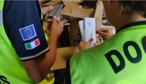 Porto, Agenzia delle Dogane scopre 98.000 accessori per telefonia senza marchio "Made in china"