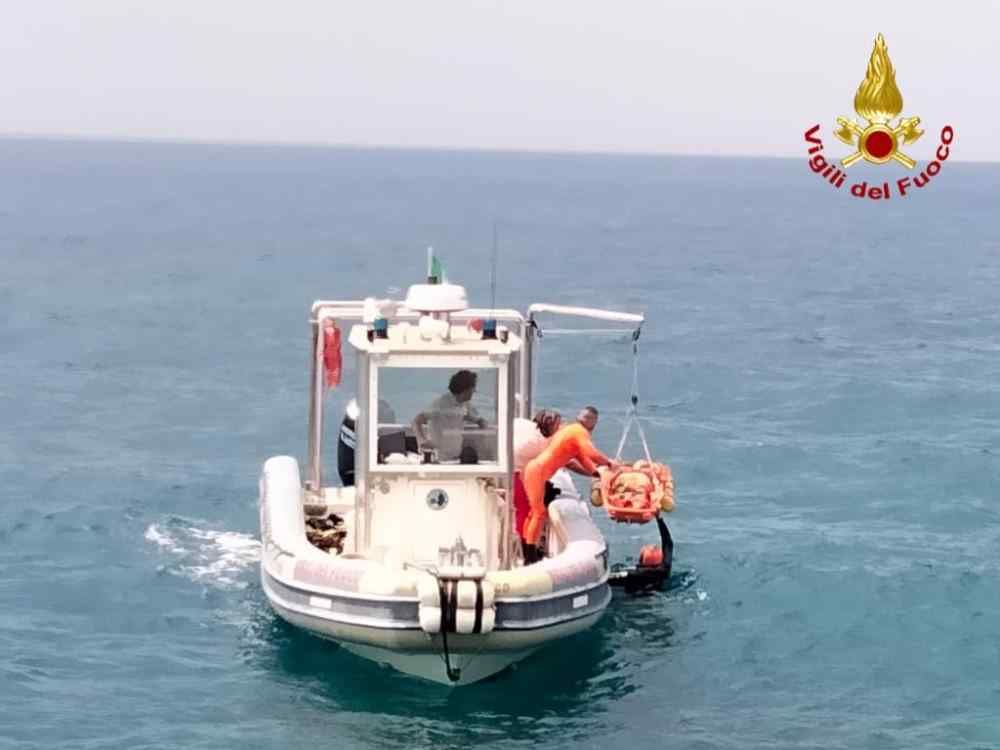 Malore a punta Righini, sommozzatori dei VF trasportano donna via mare