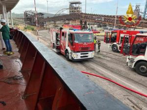 Incendio cargo a Piombino, Fratoianni: "Governo proprio sicuro di posizionare rigassificatore in porto?"