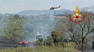Rosignano: incendio di sterpaglie minaccia alcune infrastrutture, tre elicotteri in azione. Le spettacolari immagini riprese dall'elicottero