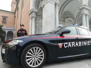 Ruba portafogli a turista in piazza Grande, ma viene scoperta: denunciata una donna