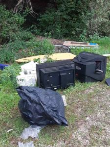 Rifiuti abbandonati in via di Popogna, la municipale individua gli autori