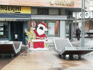 Livorno si prepara al Natale, al via l'installazione delle luminare