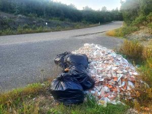 Via della Valle Benedetta, due discariche abusive. Presente anche materiale edile - La segnalazione