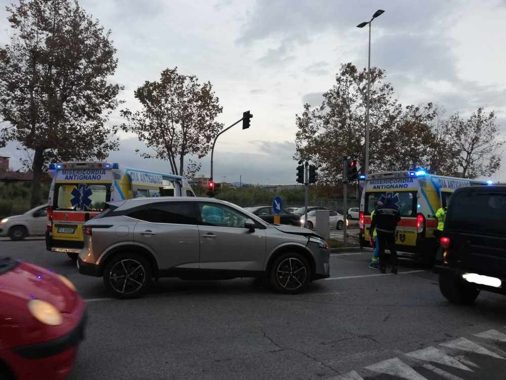 Boccaccio-Lopez: incidente tra due auto una rimbalza indietro di 5-6 metri. Tre persone in ospedale (Foto)