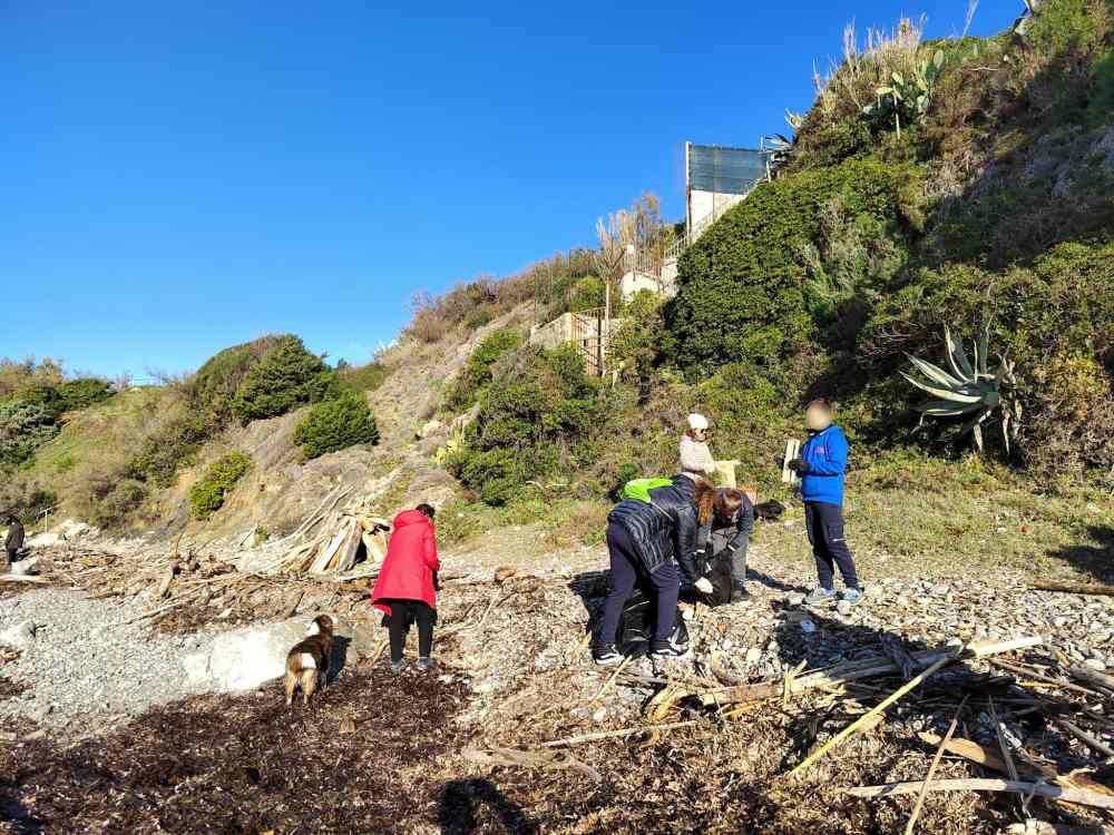 Christmas cleanup 2022, volontari puliscono la spiaggia di Antignano