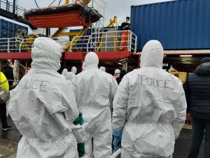Livorno pronta ad accogliere i migranti della nave di Humanity. A bordo anche due bambini