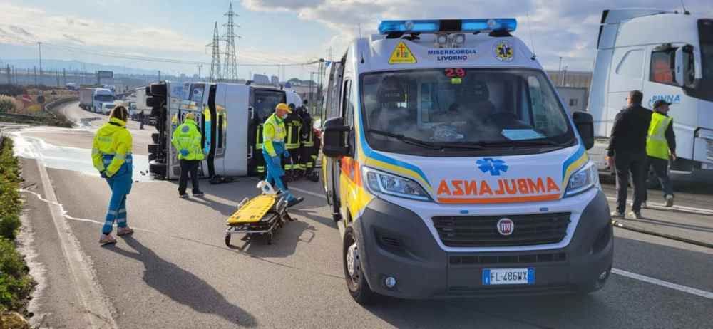 Un camion si ribalta in via Leonardo Da Vinci, traffico in tilt