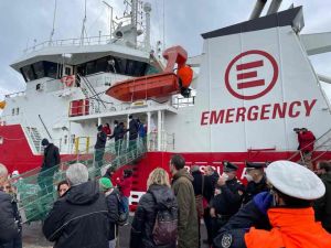 Sbarcati i migranti della nave di Emergency Life Support. Gli interventi del sindaco Salvetti e dell'assessore Raspanti