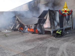 Collesalvetti, i vigili del fuoco intervengono per una struttura prefabbricata in fiamme