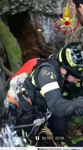 Durante la caccia un cane precipita in una voragine di 45 metri, salvato dai vigili del fuoco