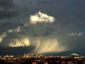 Meteo le strane nubi e l'arcobaleno su Livorno (Foto)