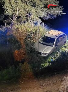 60enne salvato dai carabinieri, era intrappolato nell'auto in bilico sorretta da arbusti