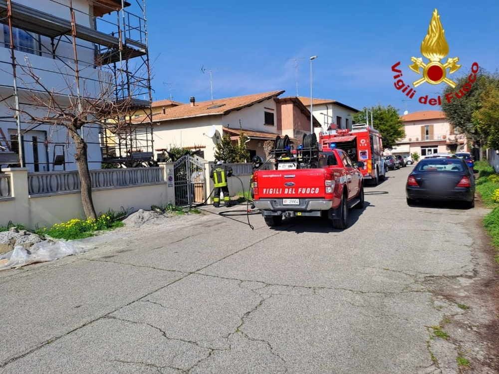 Rosignano, incendio in una struttura in muratura. L'efficienza dei vigili del fuoco evita danni maggiori 