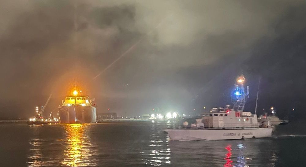 Rigassificatore, la Golar Tundra entra nel porto di Piombino