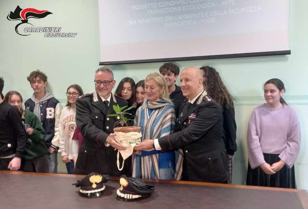 (Il momento della consegna dell’Albero di Falcone da parte del Ten. Co. Celati, del Col Sica nelle mani della dirigente scolastica)